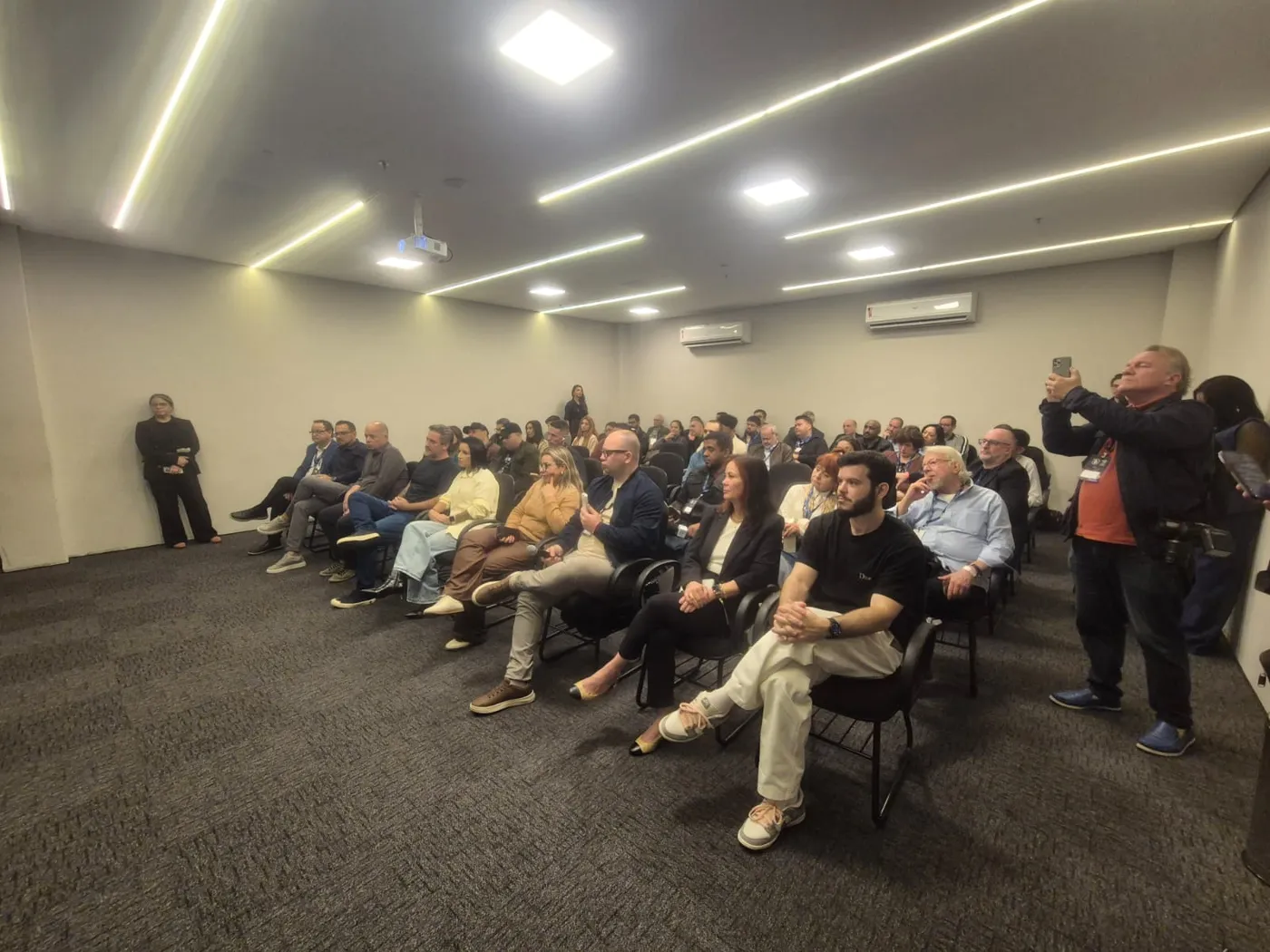 Plateia de jornalistas e influenciadores na coletiva de anúncio do Bario Park